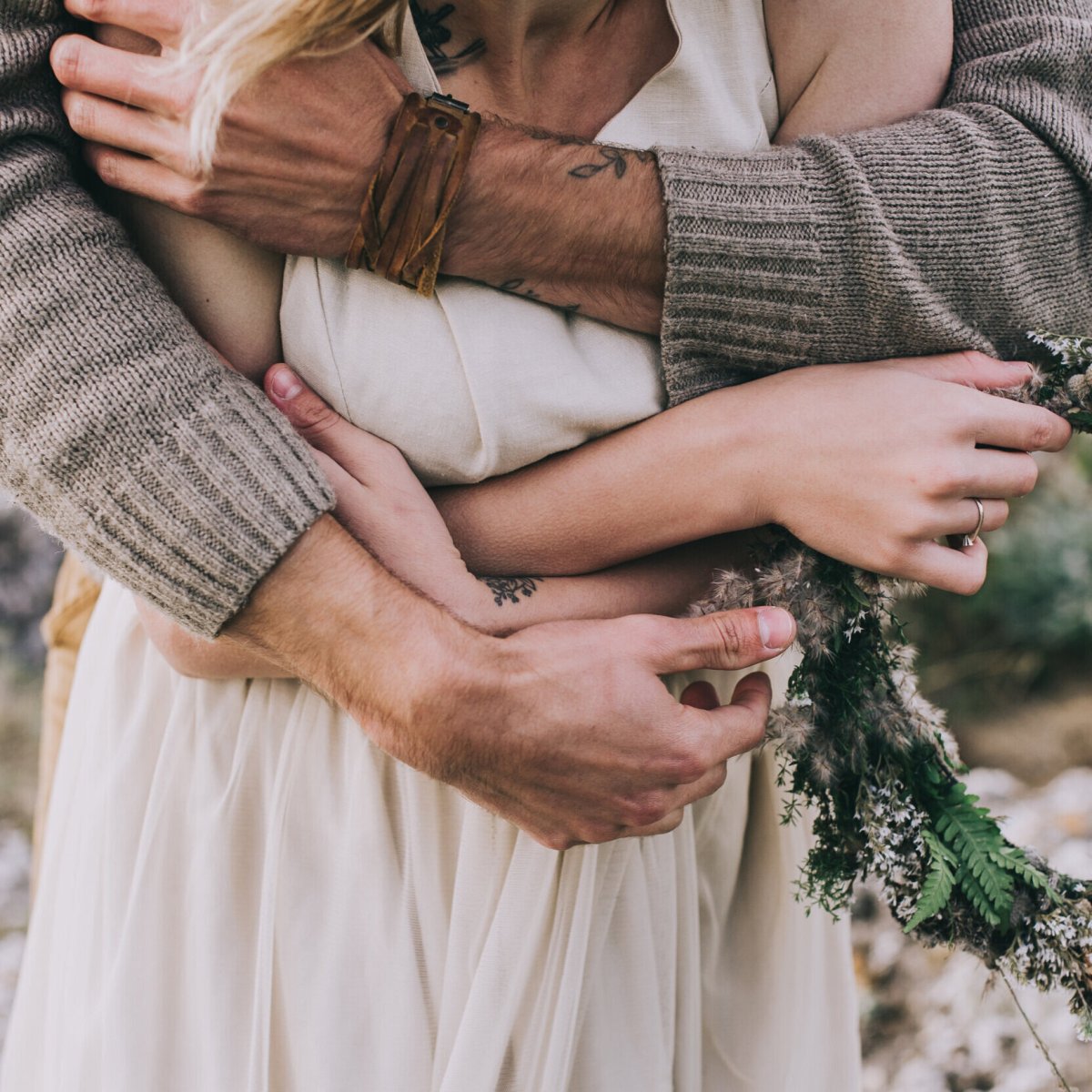 Мужские руки обнимают