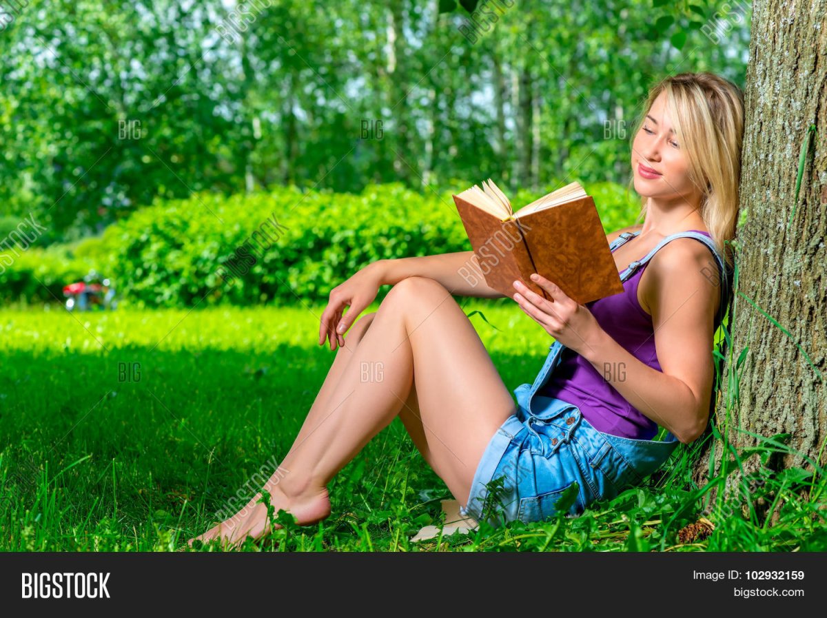 Девушка в парке на траве