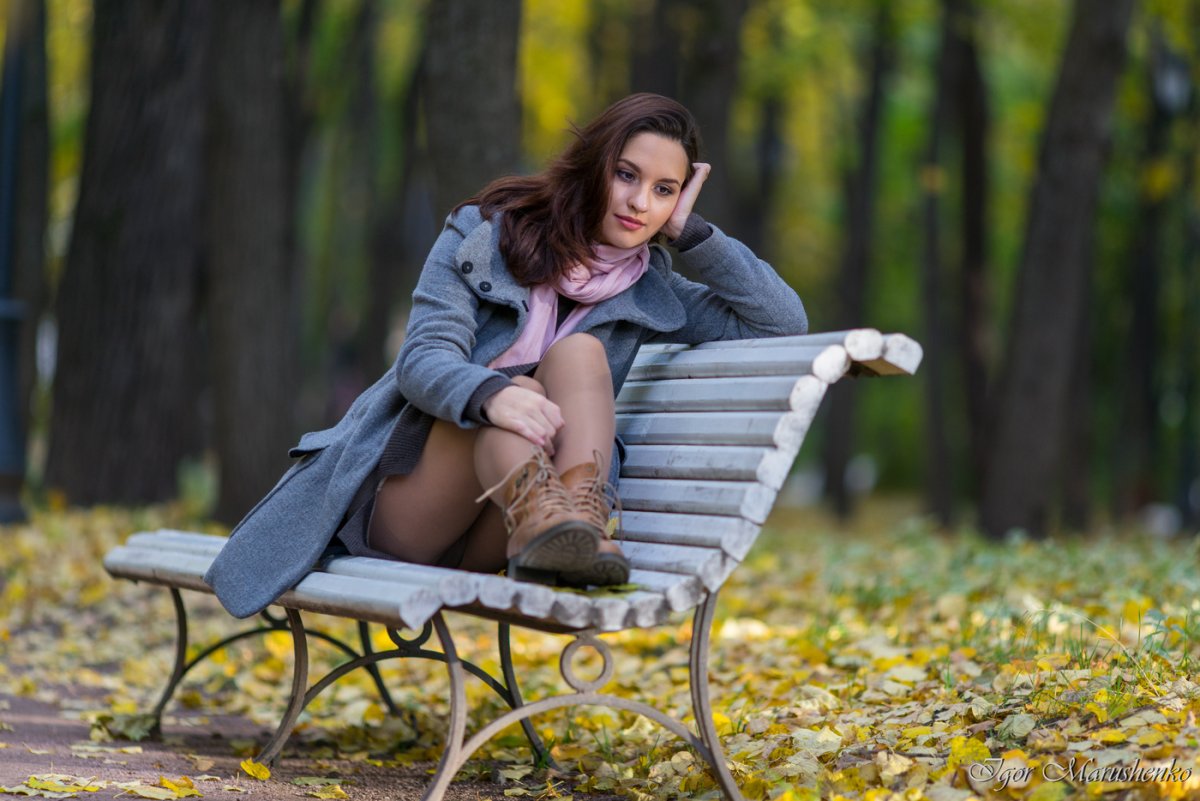 Синицкая Анна в парке на скамейке