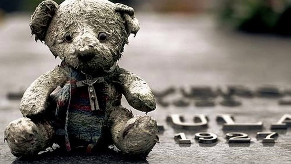 Плюшевый мишка старый потрепанный