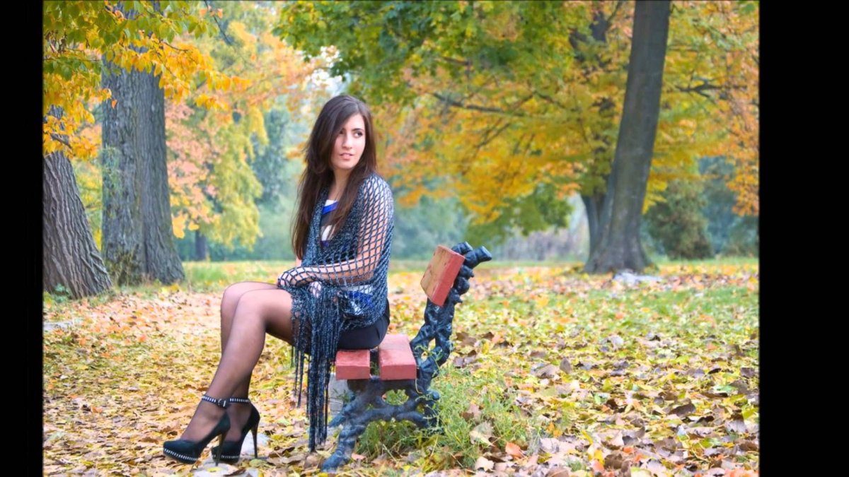 Девушки осенью в мини