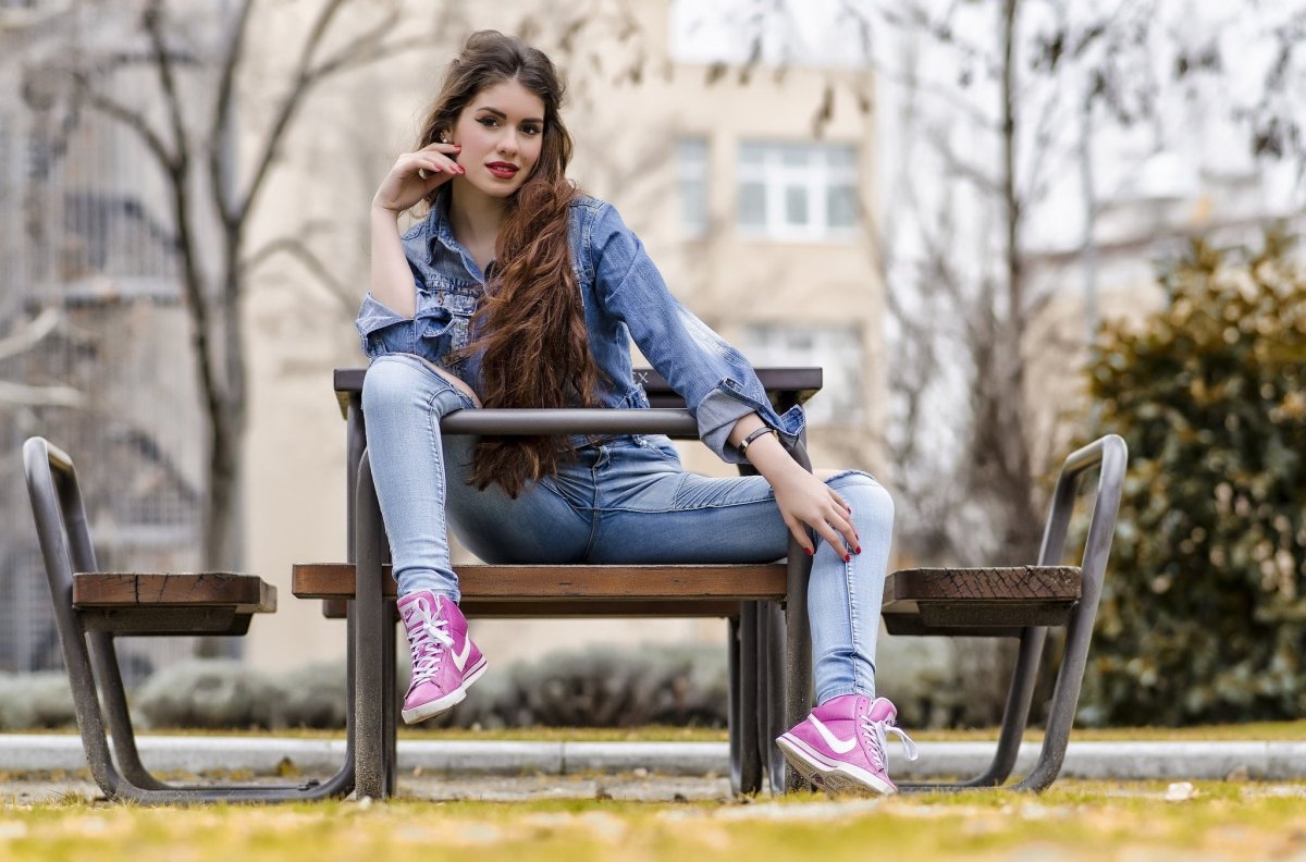 Модель Кэтрин Тимохина в джинсах