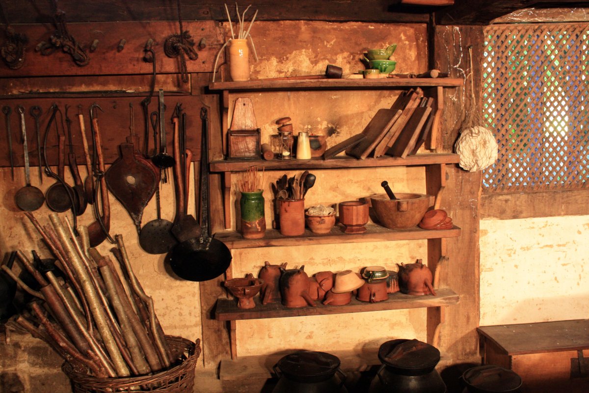 Грузинская посуда на кухне деревенской