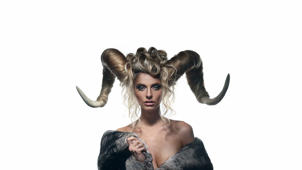 Девушка с рогами из волос