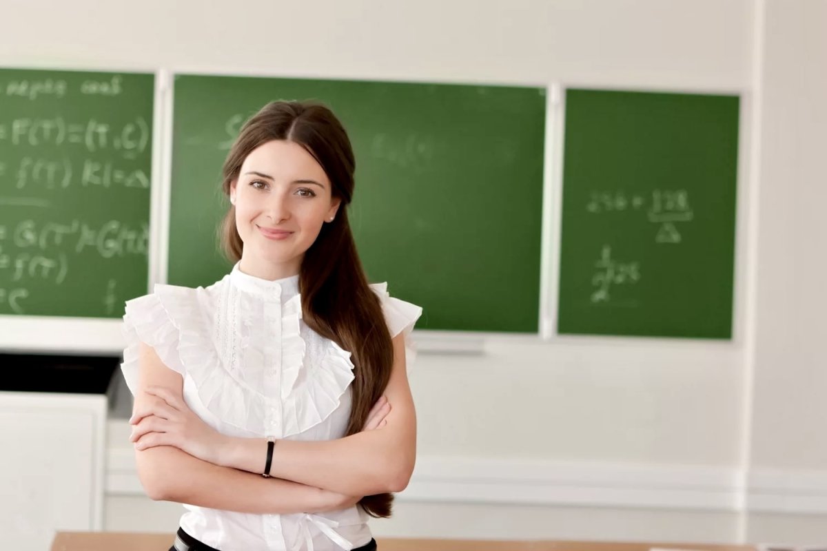 Учительница на фоне доски
