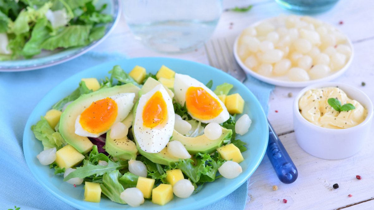 Салат с луком и яйцом