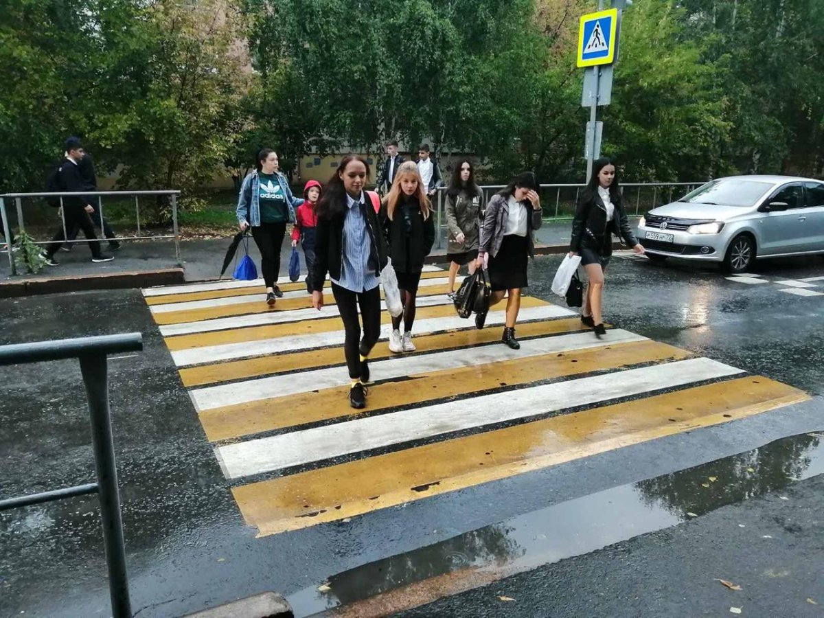 Подросток бежит по дороге