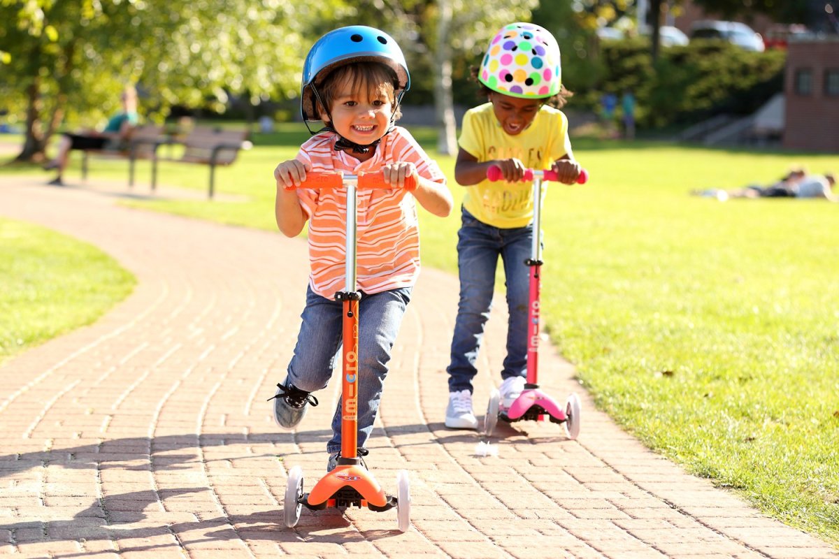 Дети катаются на самокате