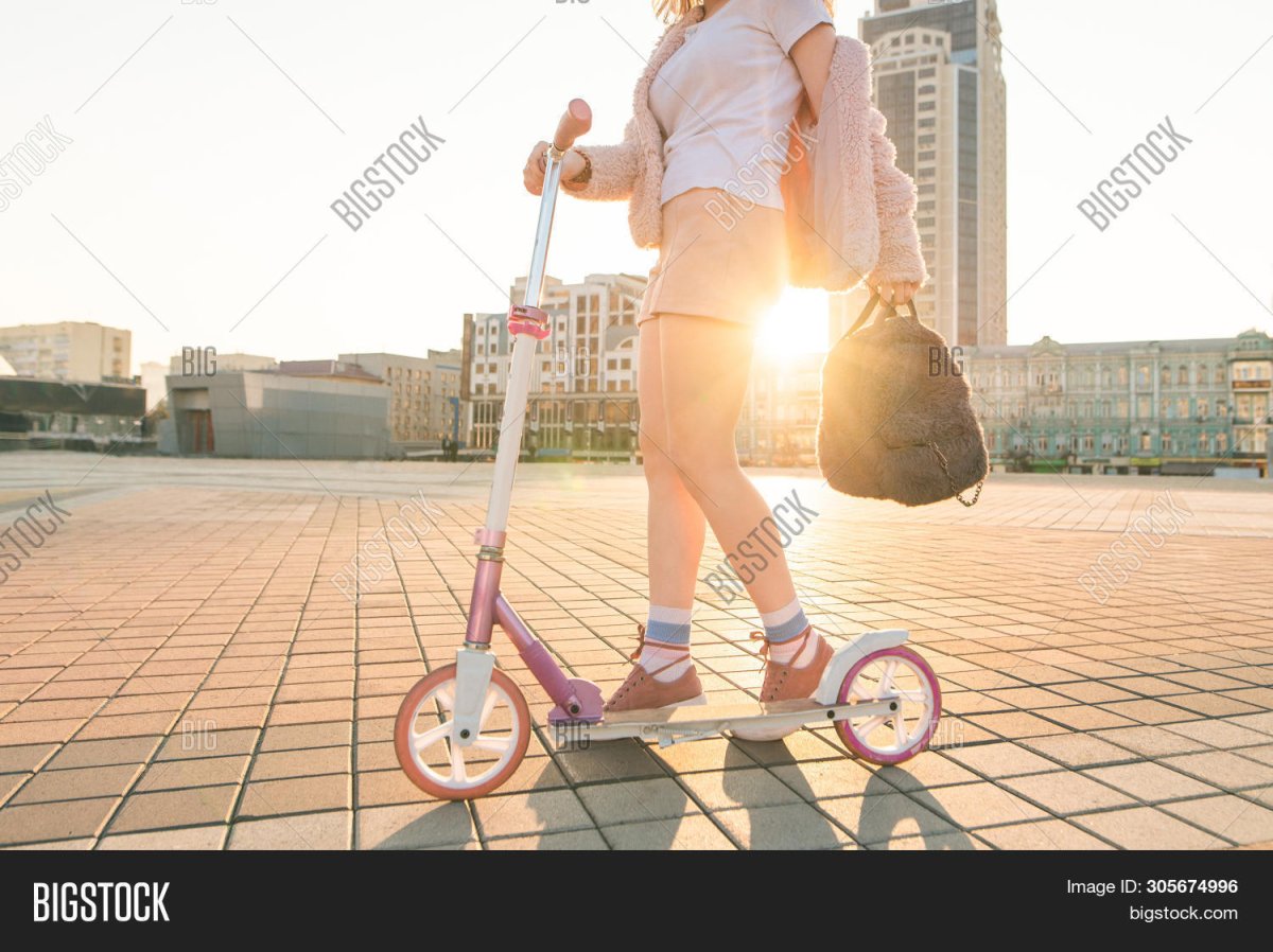 Девушка на самокате с рюкзаком