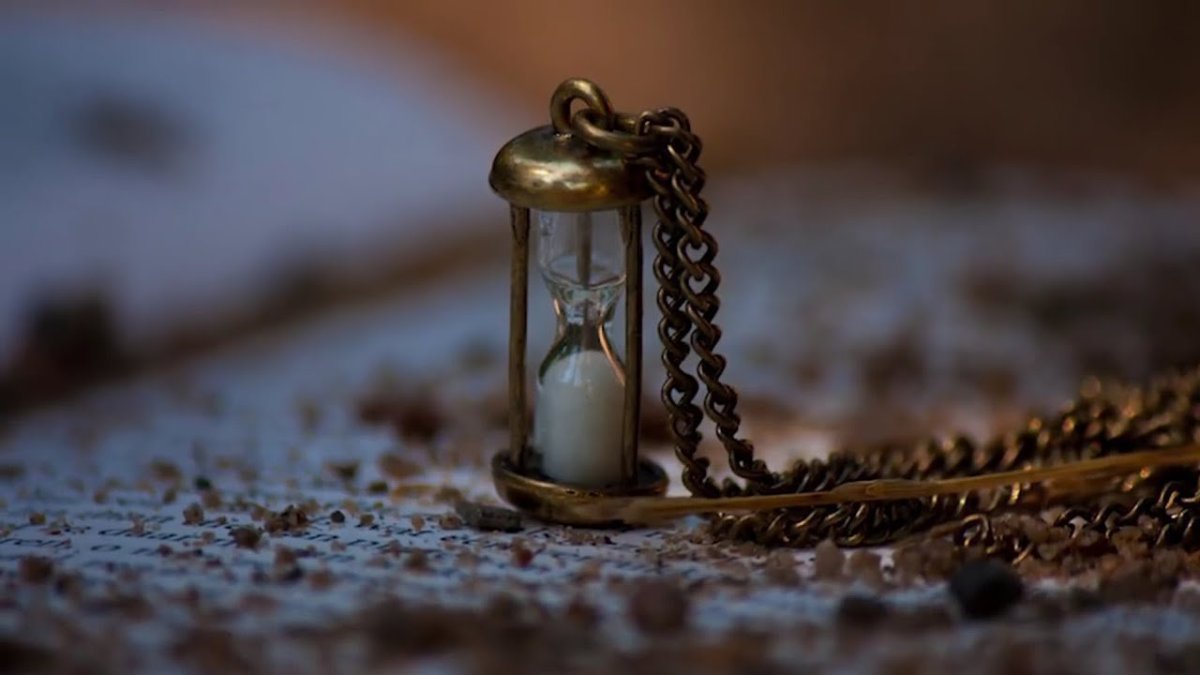 Песочные часы в песке