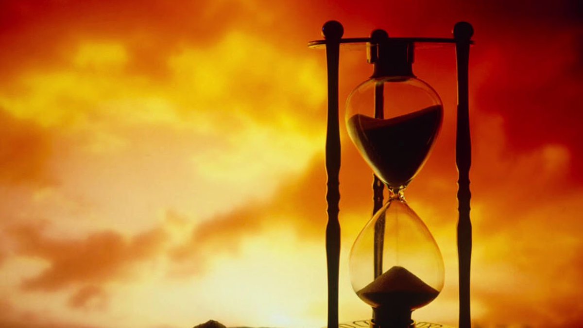 Песочные часы на фоне заката