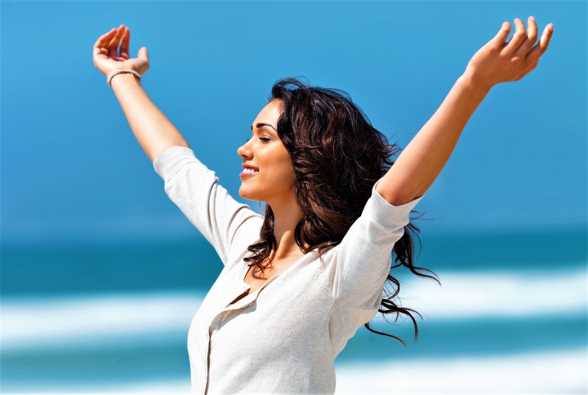 Женщина радуется