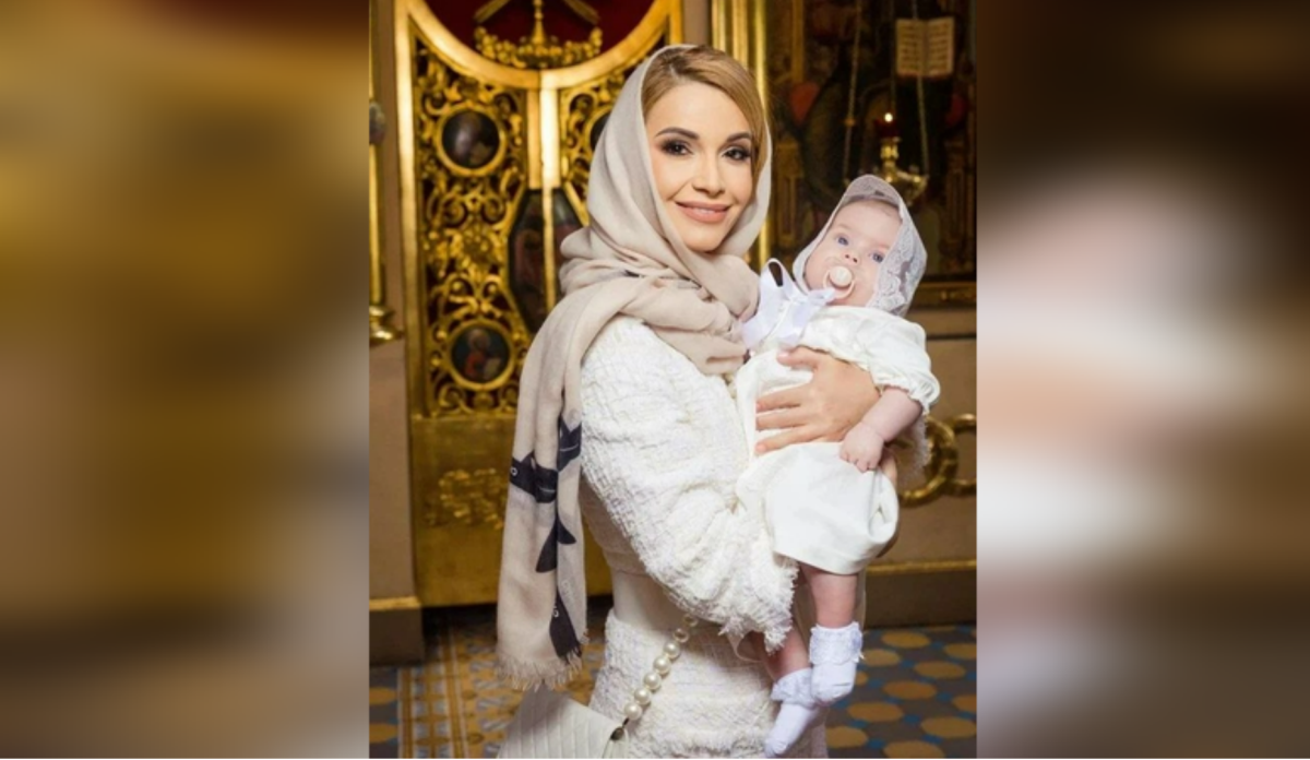 Девушка с ребёнком без лица