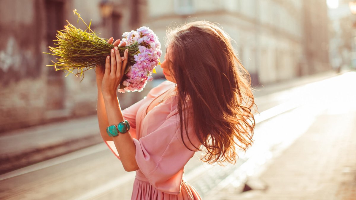 Счастливая девушка с цветами