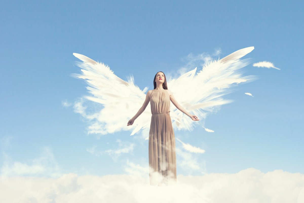 Девушка ангел с крыльями в небе