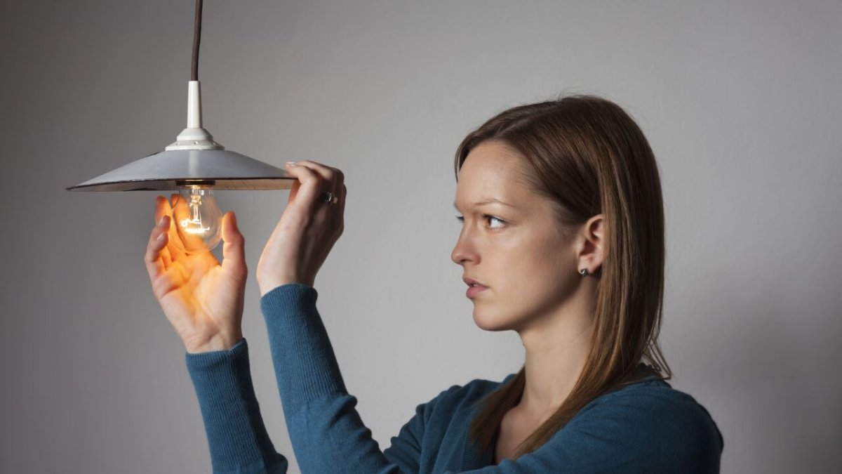 Горящая лампочка в руках