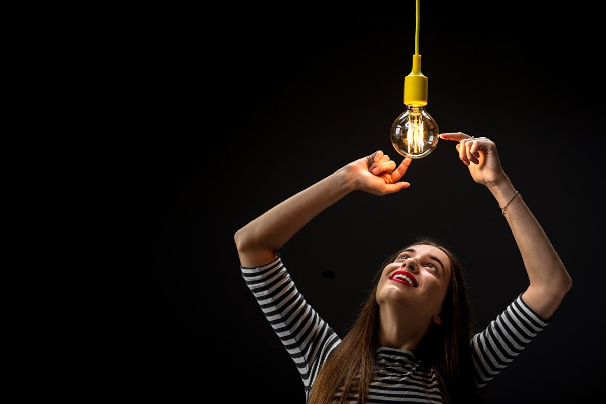 Электрик вкручивает лампочку