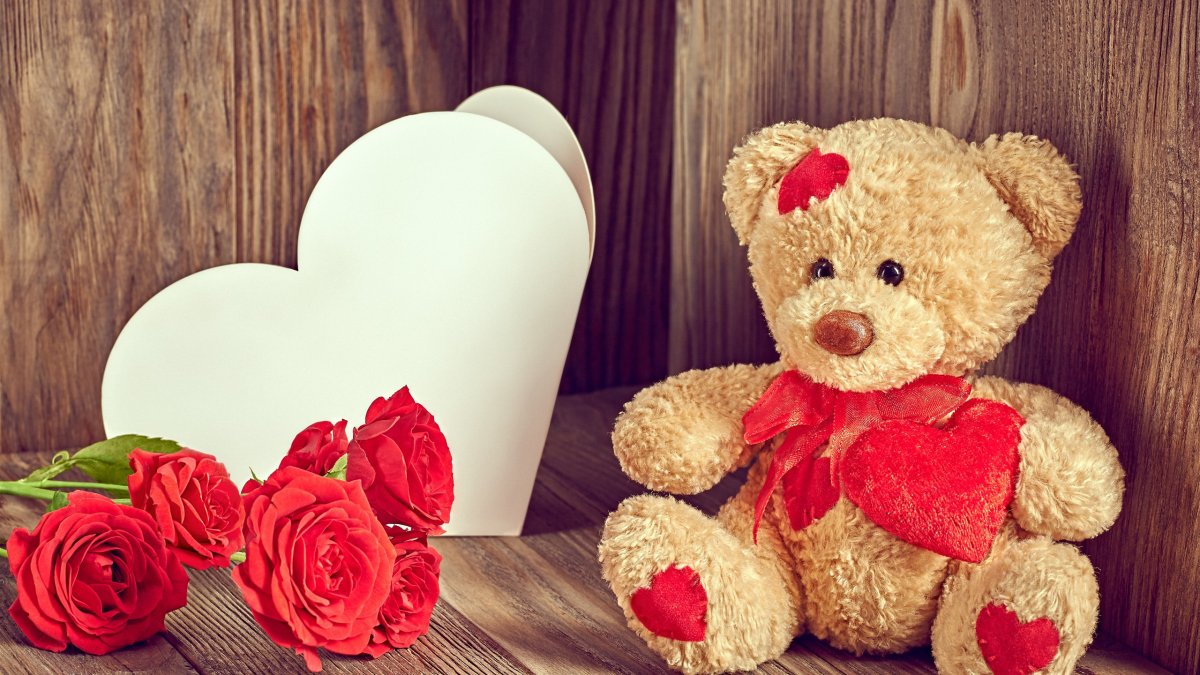 Плюшевый мишка с цветами