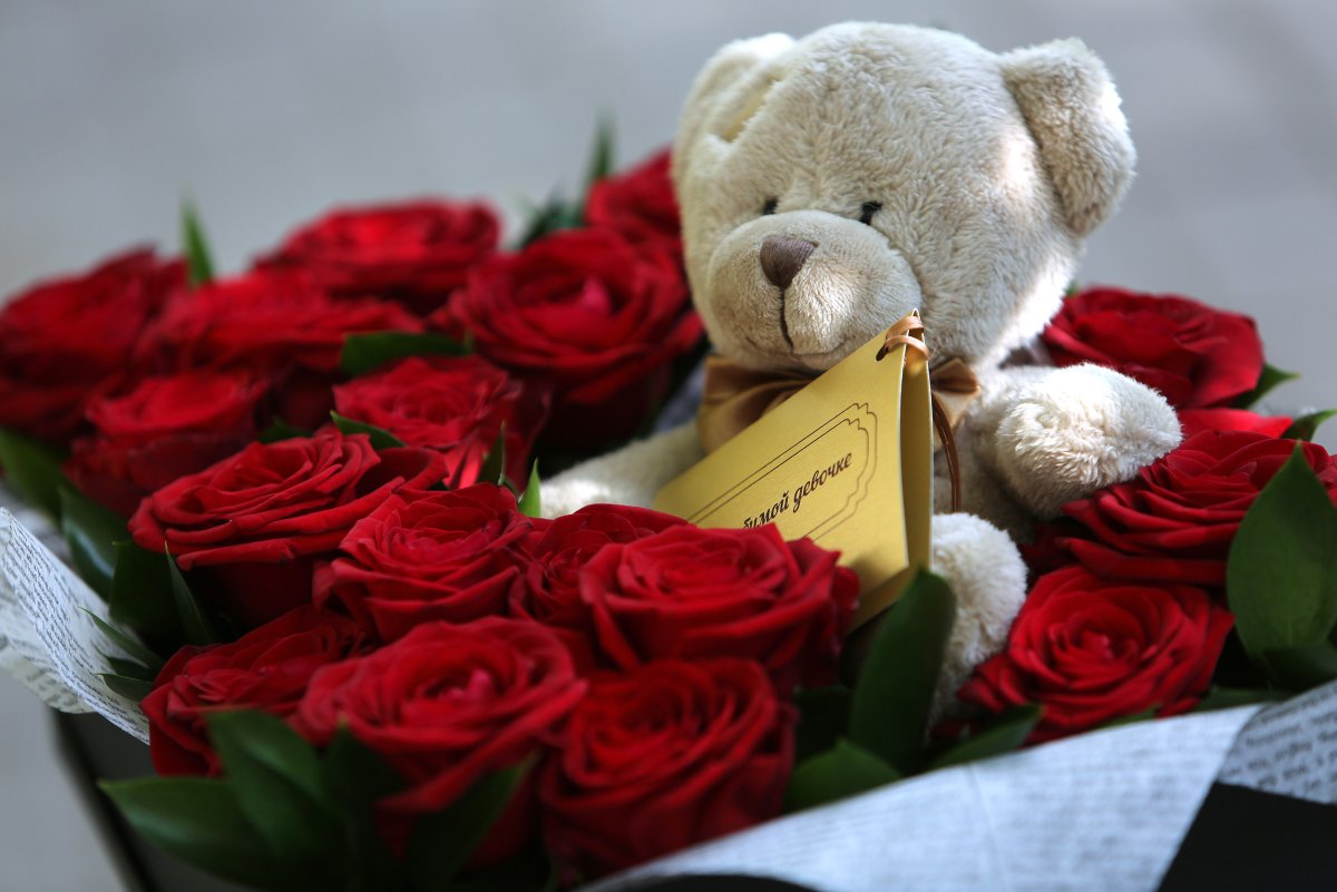 Красивый Медвежонок с цветами