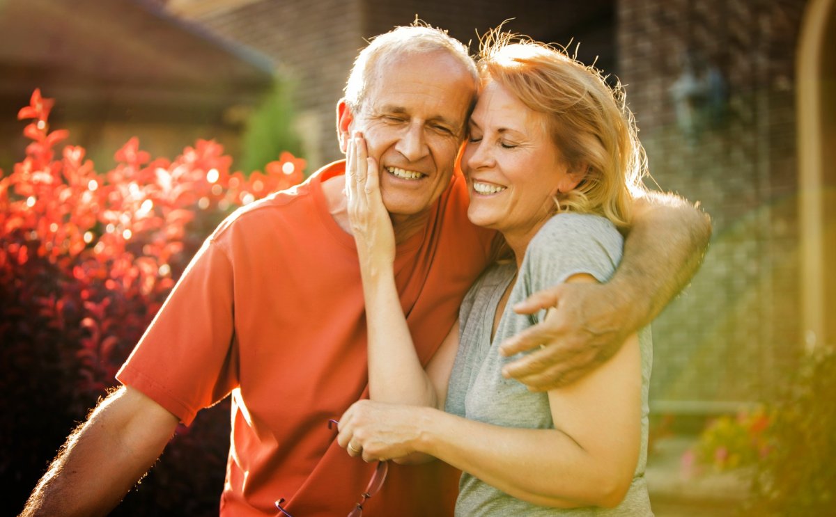 Радостные мужчина и женщина в возрасте