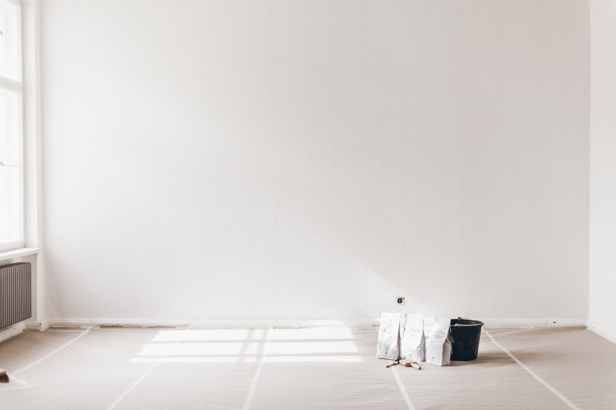 Комната с белыми стенами