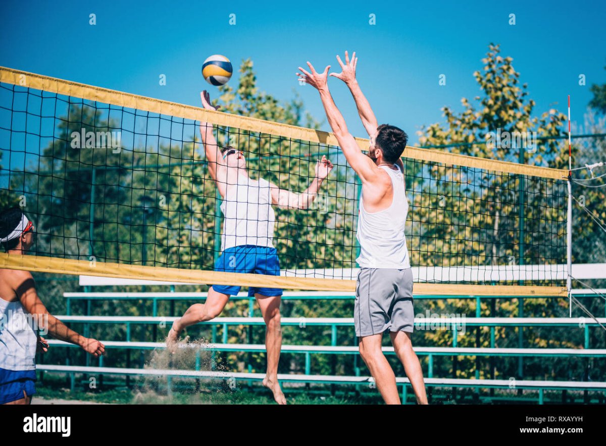 Люди играющие в волейбол
