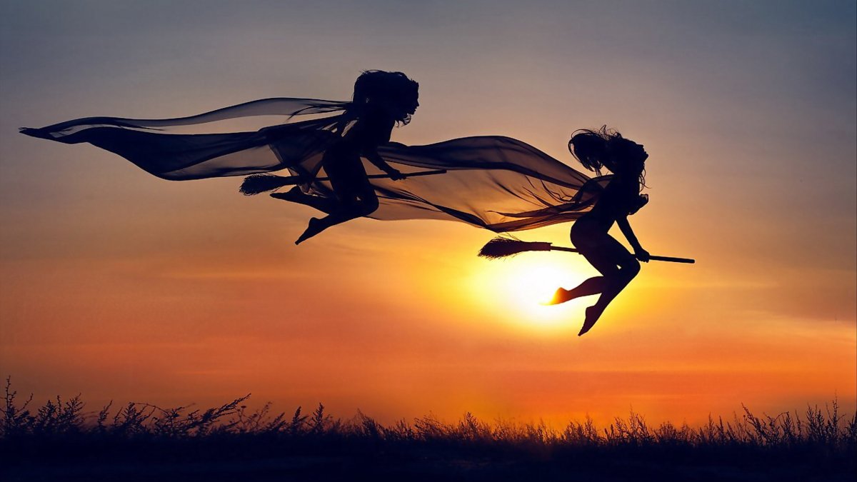 Девушка на метле