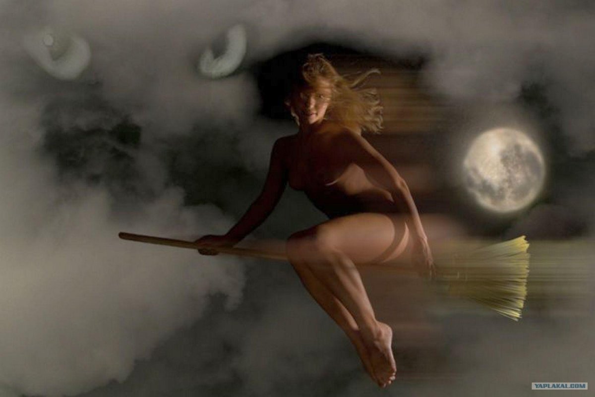 Красивая ведьма на метле