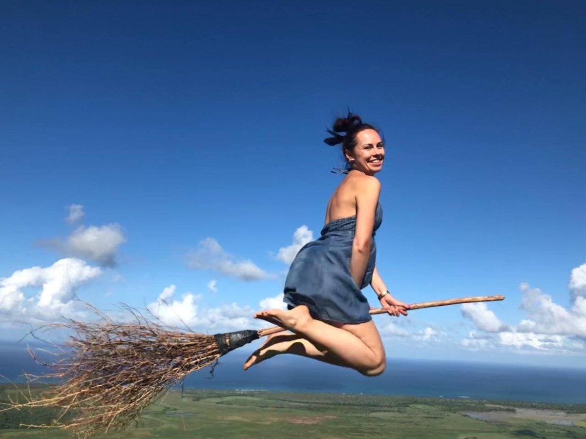 Баба Яга на метле