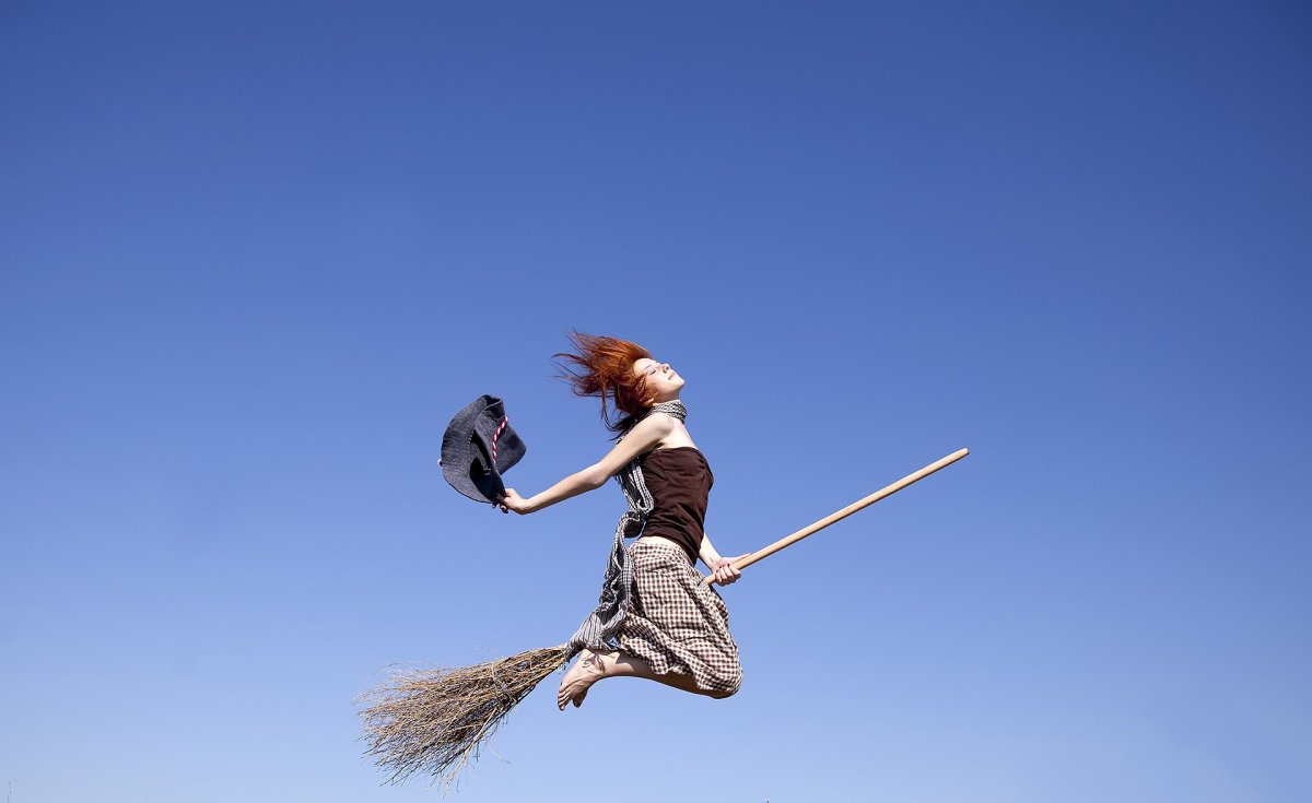 Девушка держит метлу