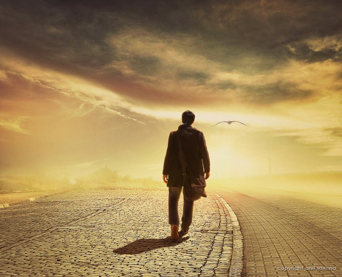 Человек идет по дороге