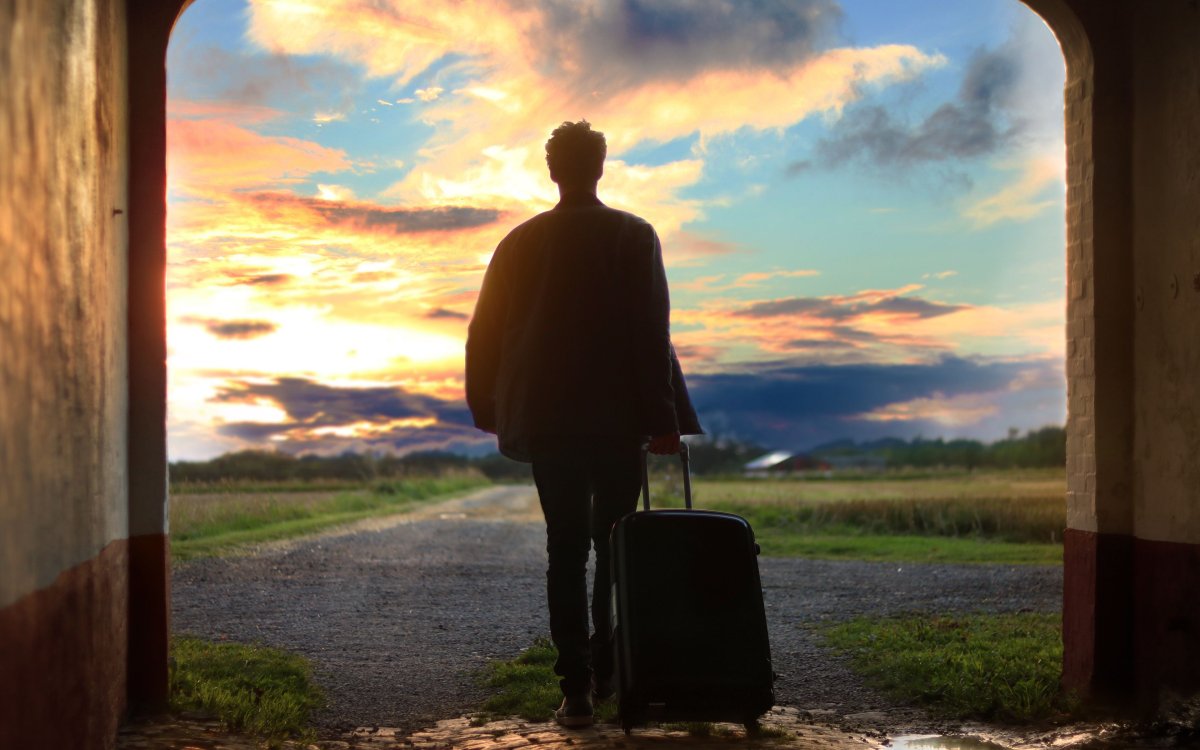 Человек уходит в даль