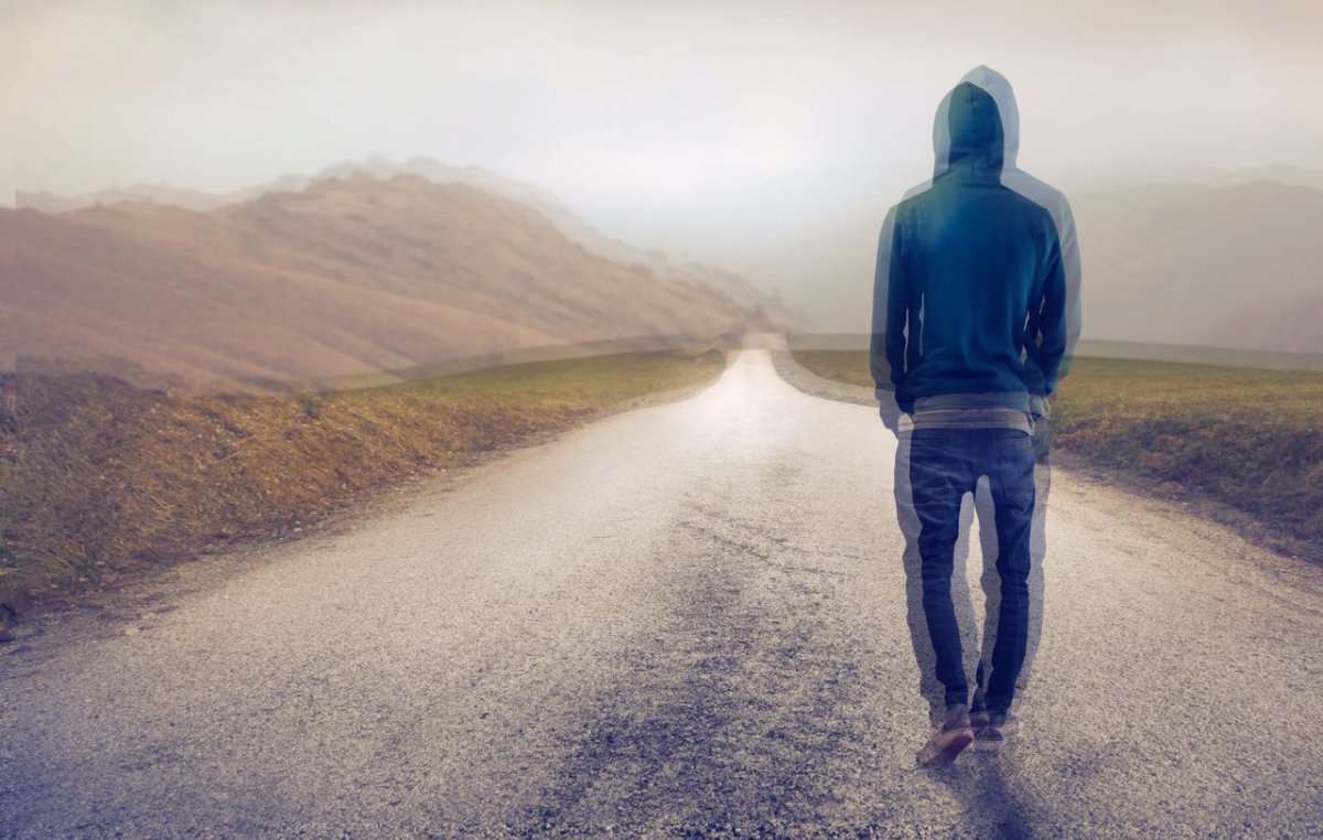 Парень идет спиной