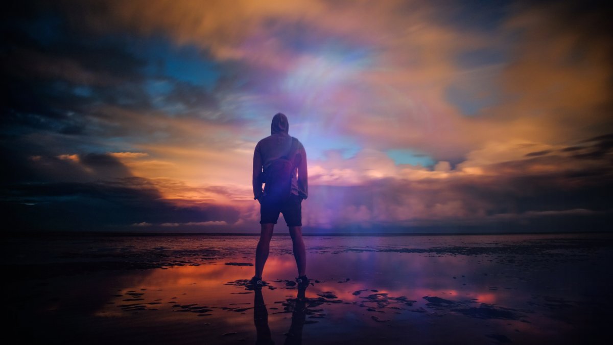 Парень на рассвете