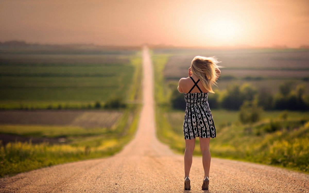 Девочка идет по дороге