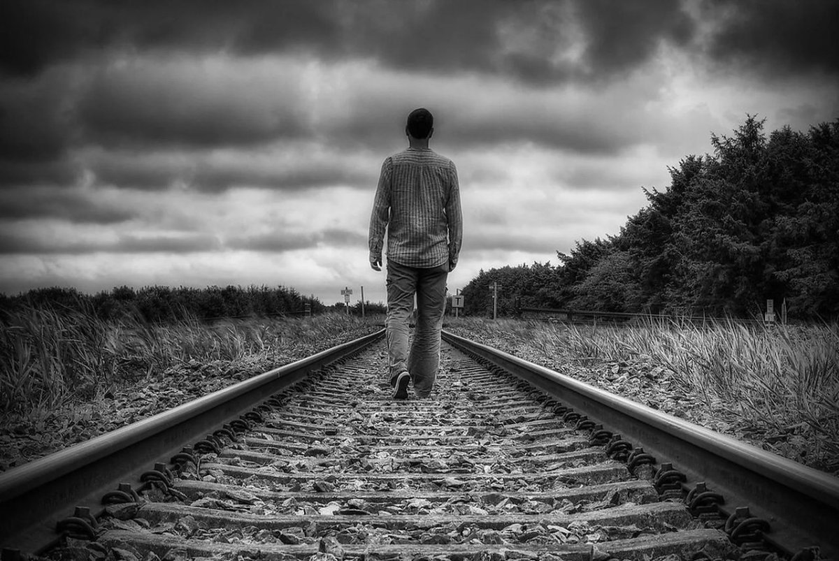 Человек уходит