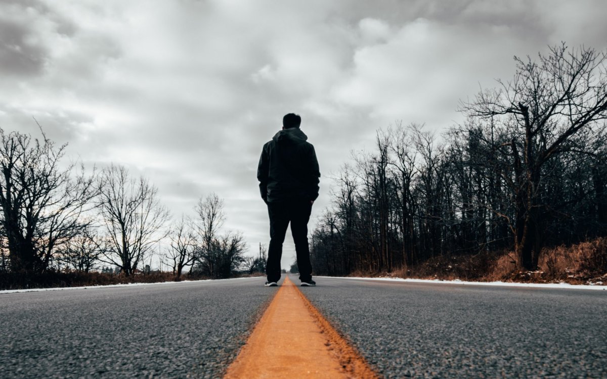 Человек идет по дороге