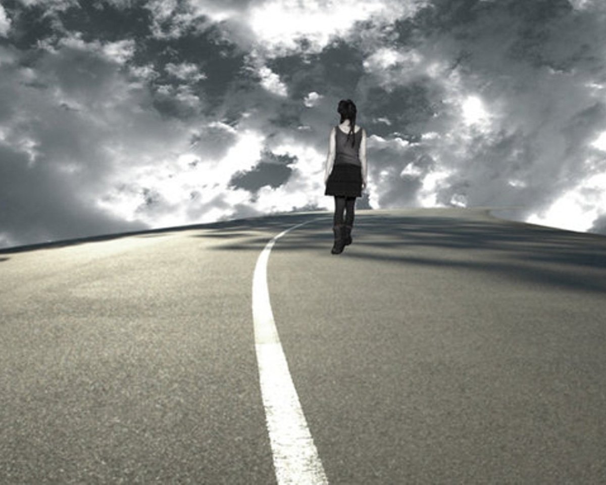 Женщина идет по дороге