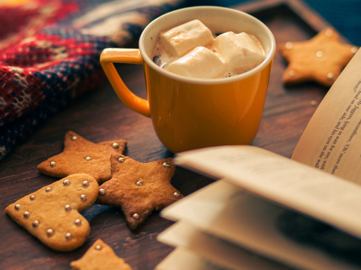 Чашка кофе со сладостями