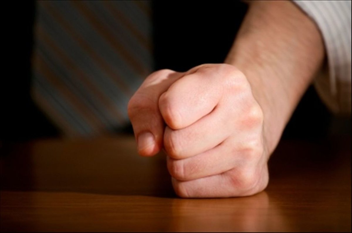 Удар кулаком по столу