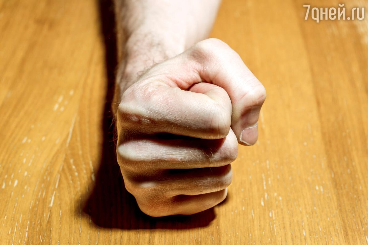 Кулак на столе