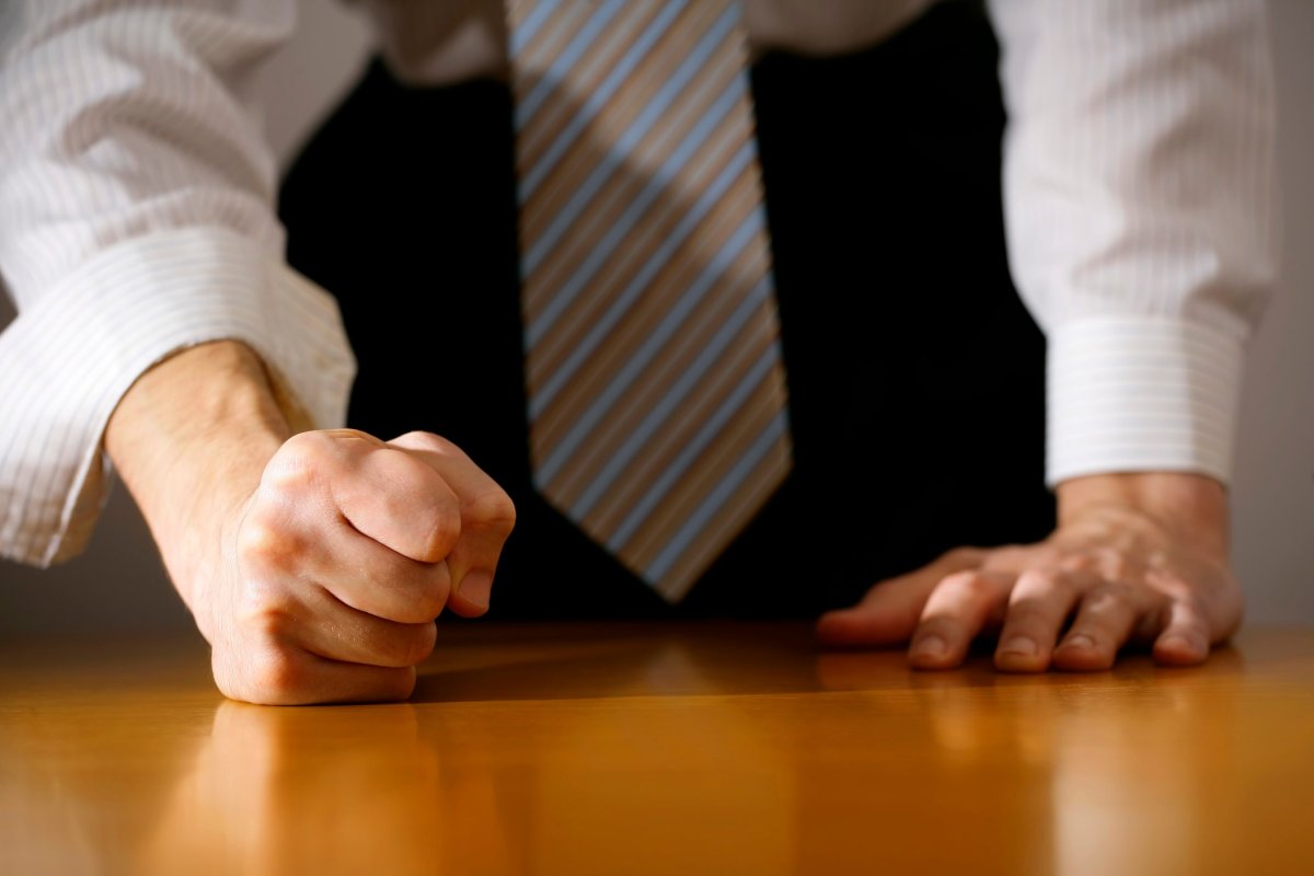 Кулак на столе