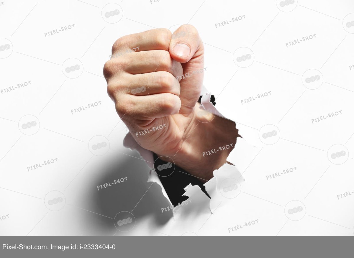 Сжатый кулак на столе