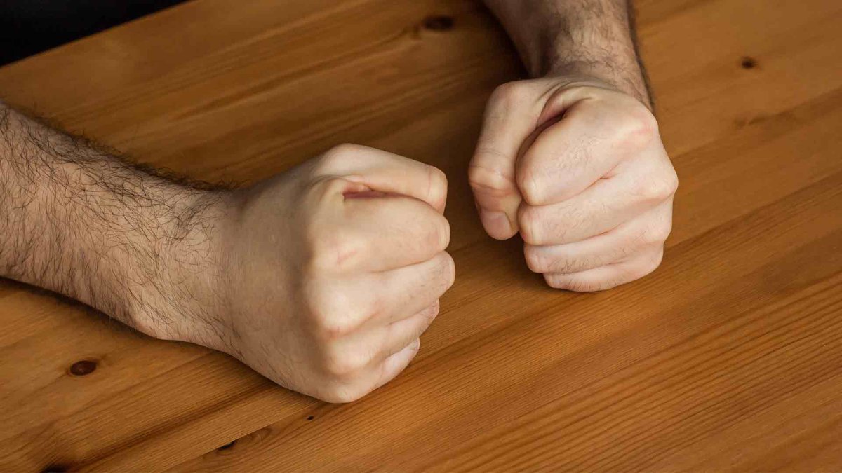 Сжатые кулаки