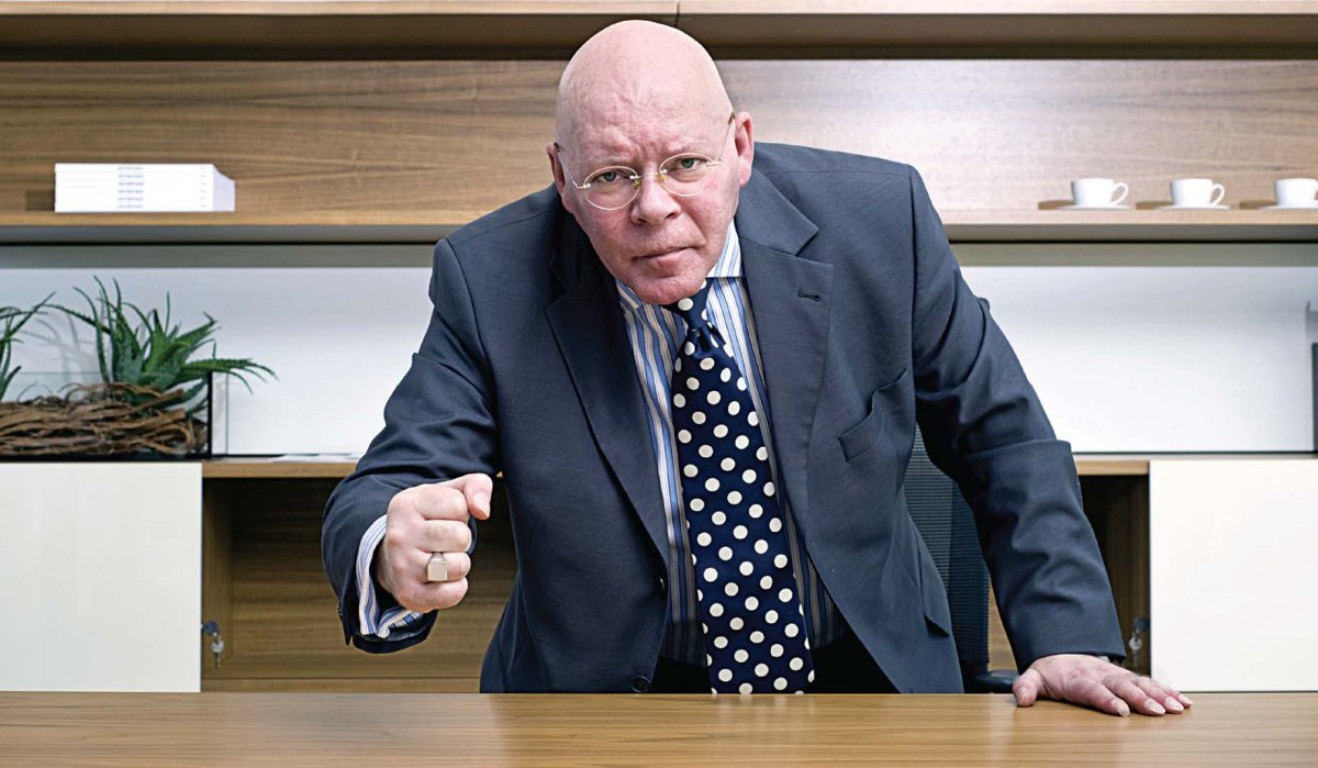 Начальник бьет по столу