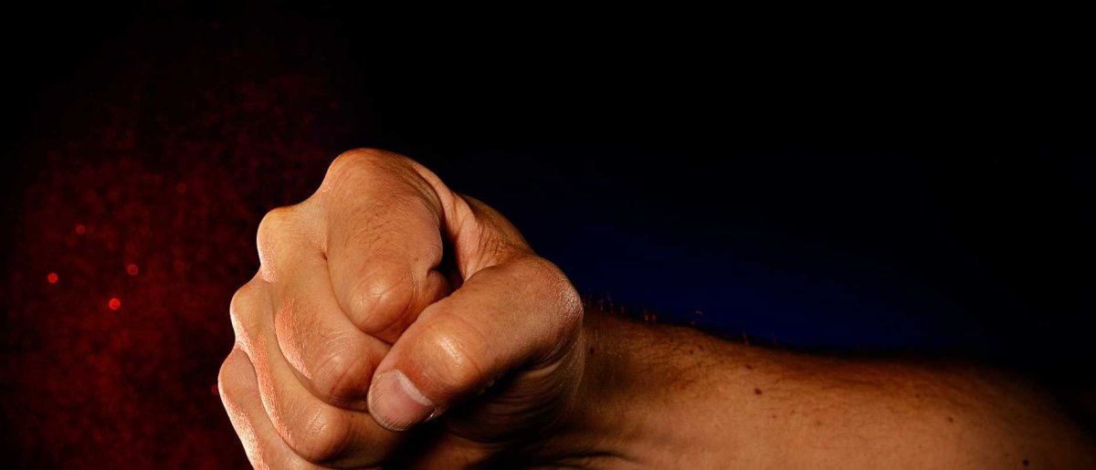 Показывает кулак