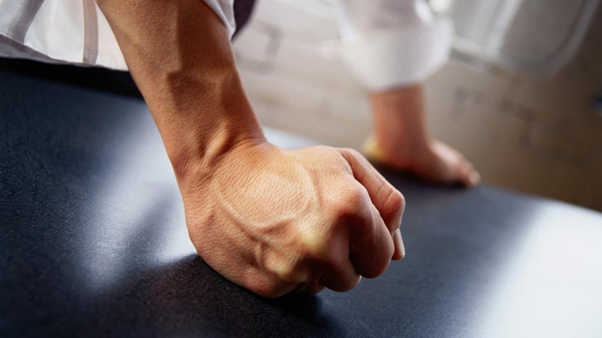 Мужчина кулаком по столу