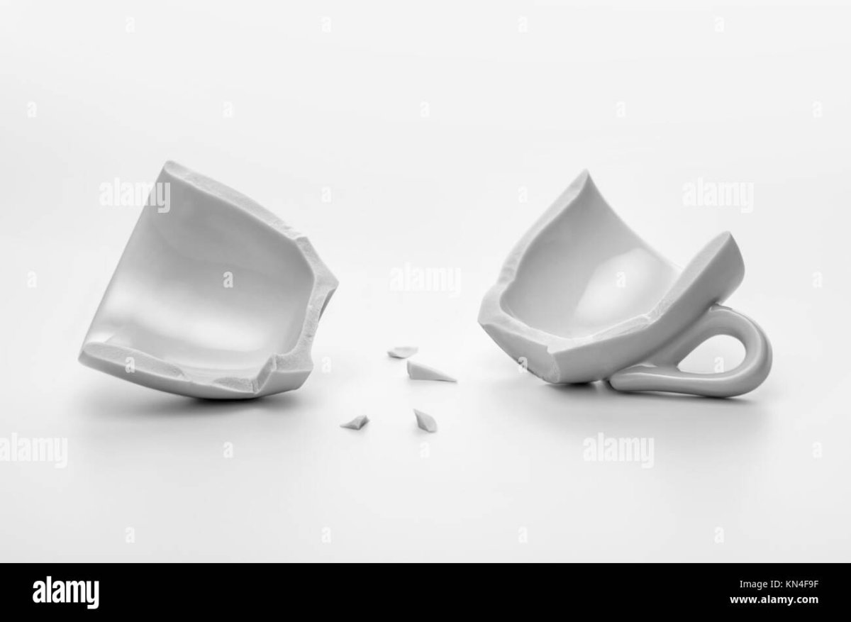 Разбитая чашка на белом фоне