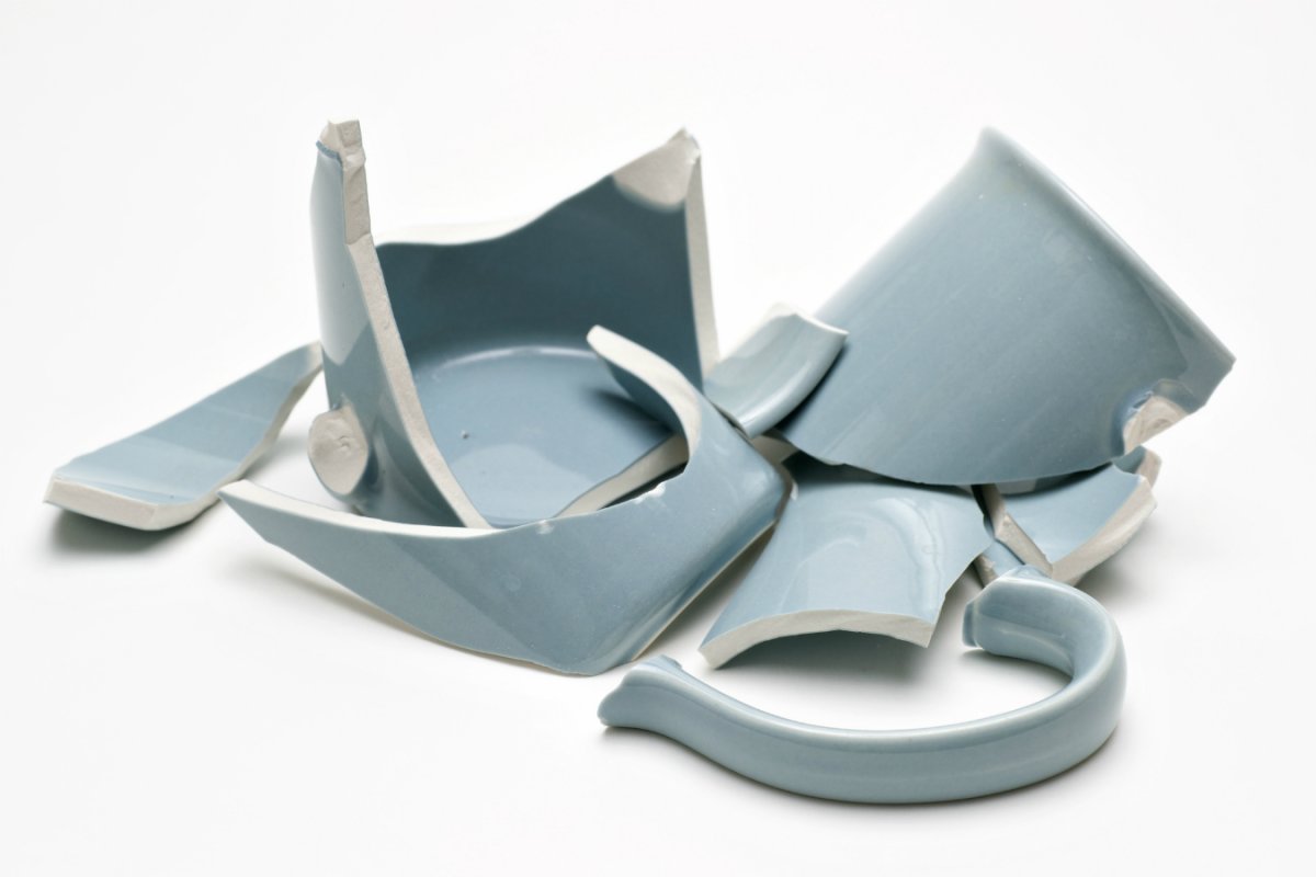 Разбитая посуда на прозрачном фоне