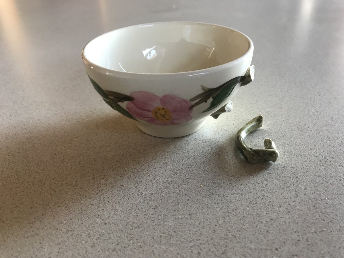 Разбитая белая Кружка